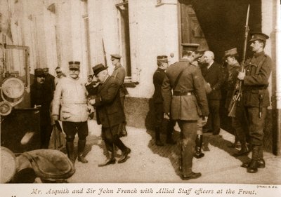 El Sr. Asquith y Sir John French con oficiales del Estado Mayor Aliado en el frente, 1914-19 de S. d A. Photography